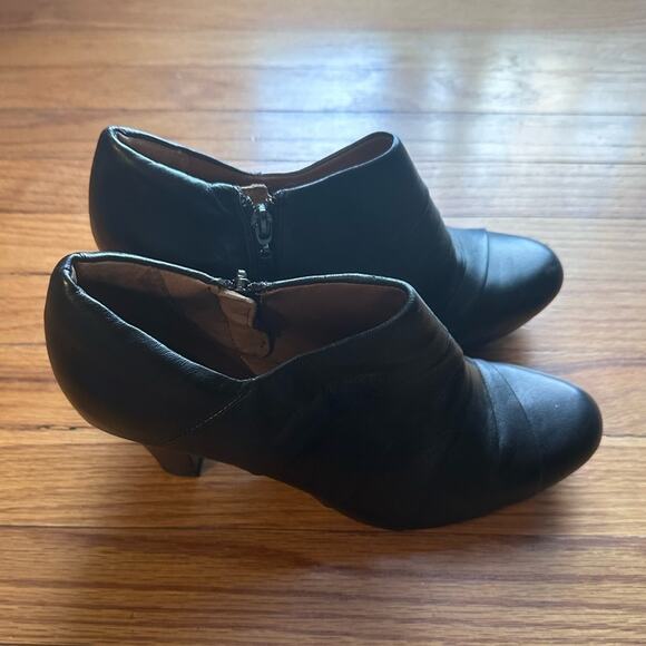 Clarks Artisan Black Leather Side-Zip Shooties 8.5M – Soft Comfort - Picture 1 of 10